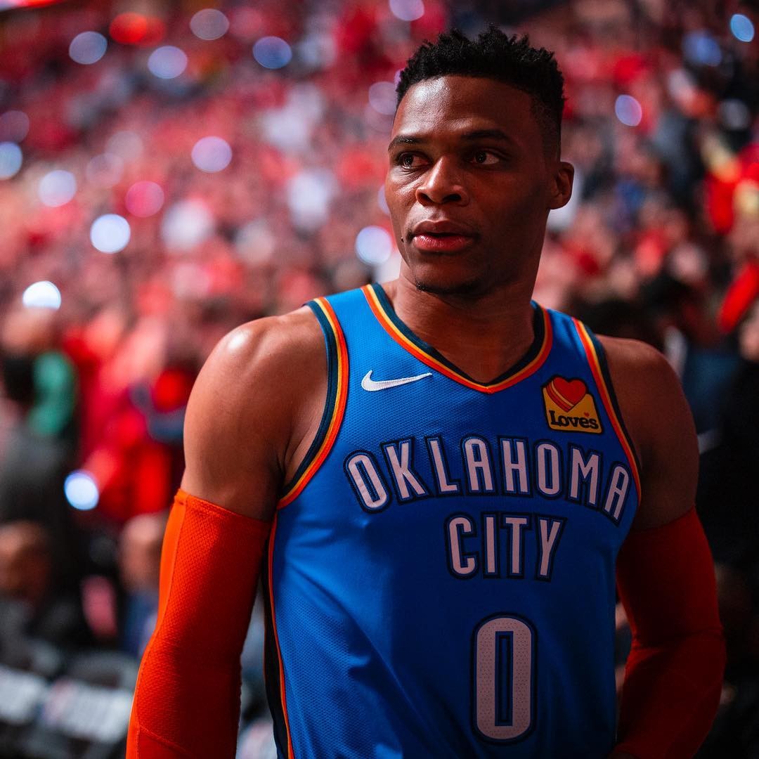 篮球湖人球迷为球队准备应援物